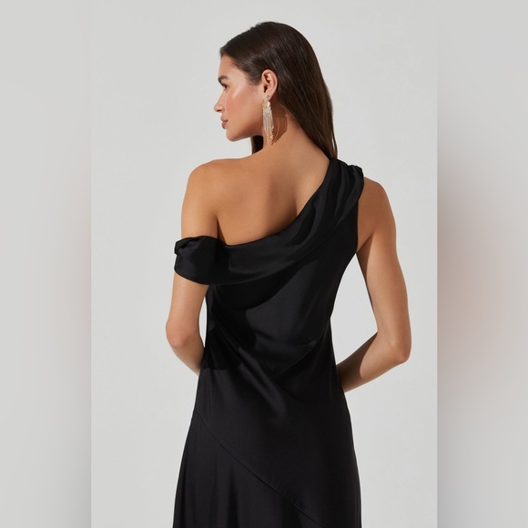 ASTR The Label Orissa Satin Off Shoulder Dress - Picture 2 of 9